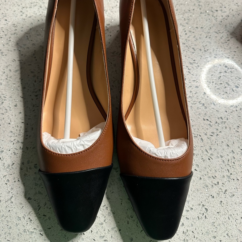 Women’s dual-toned chunky block heel pumps in Size 9 👠🤎🖤